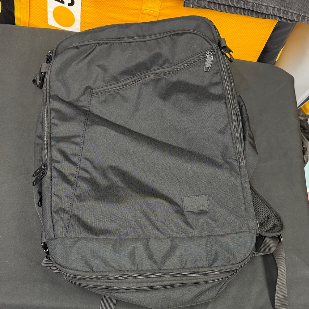 Matein Unisex Black Backpack for Men or women lots of pockets like new padded